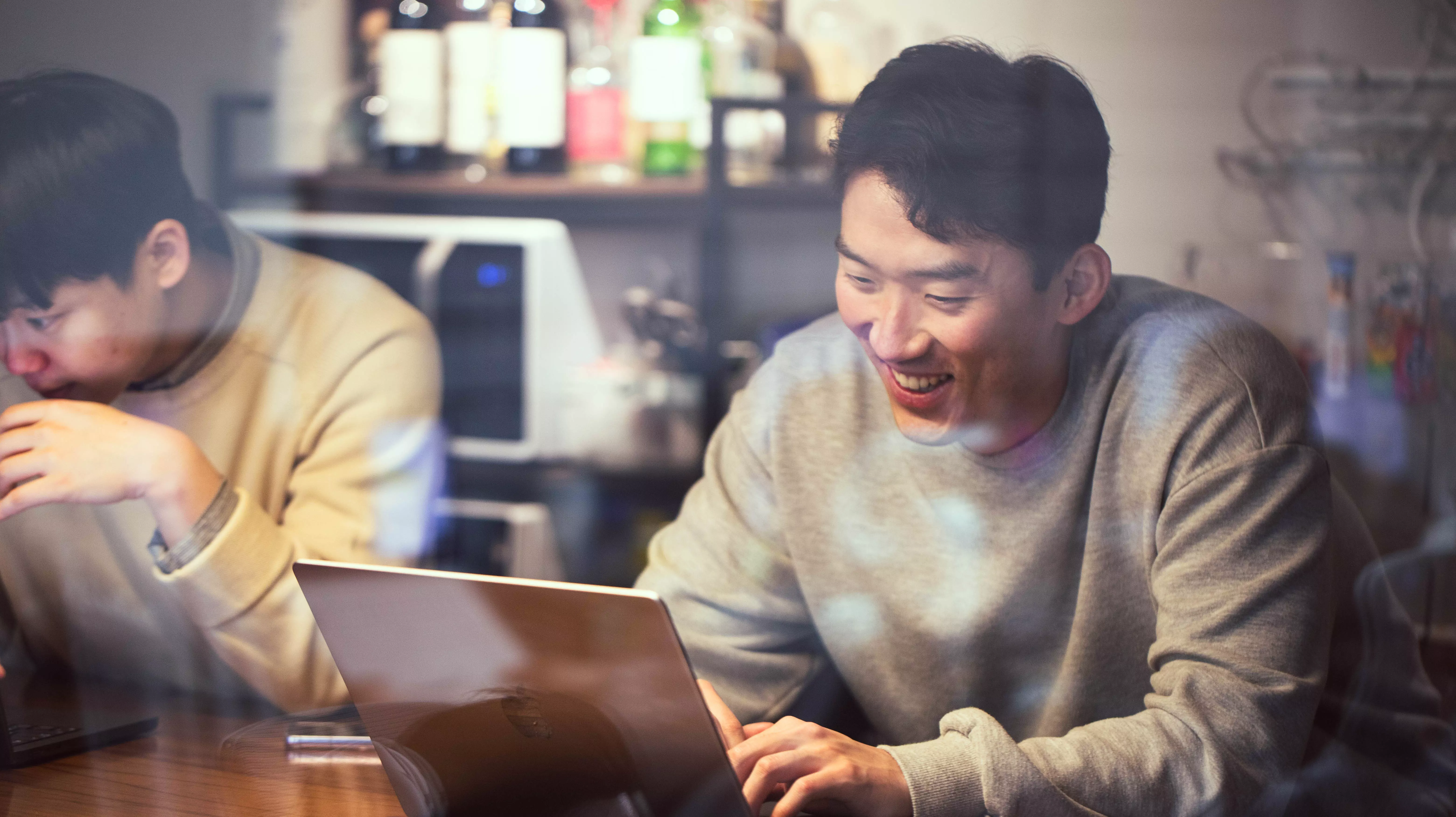 함께 화면을 들여다보는 구성원들