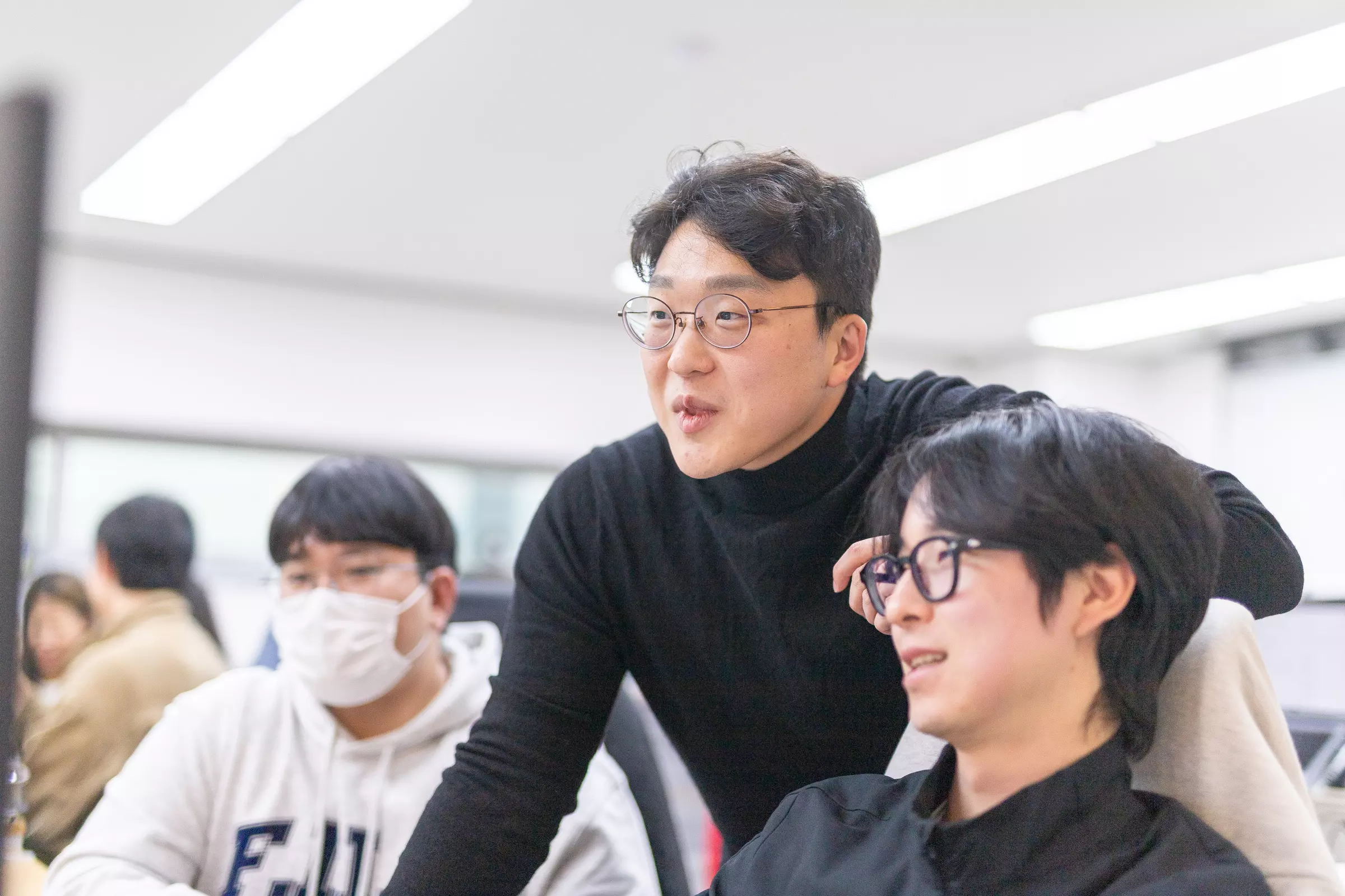 모니터를 보며 의견을 나누는 구성원들