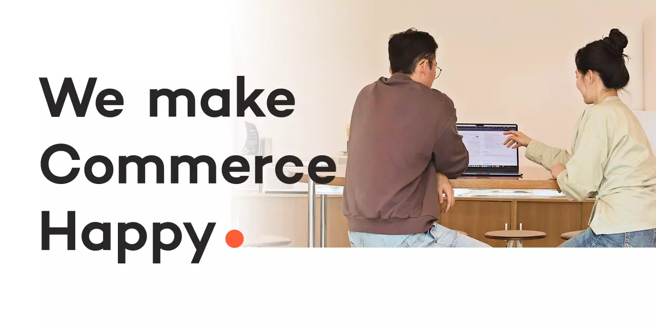 We make Commerce Happy. 노트북 화면을 함께 보며 이야기하는 두 구성원